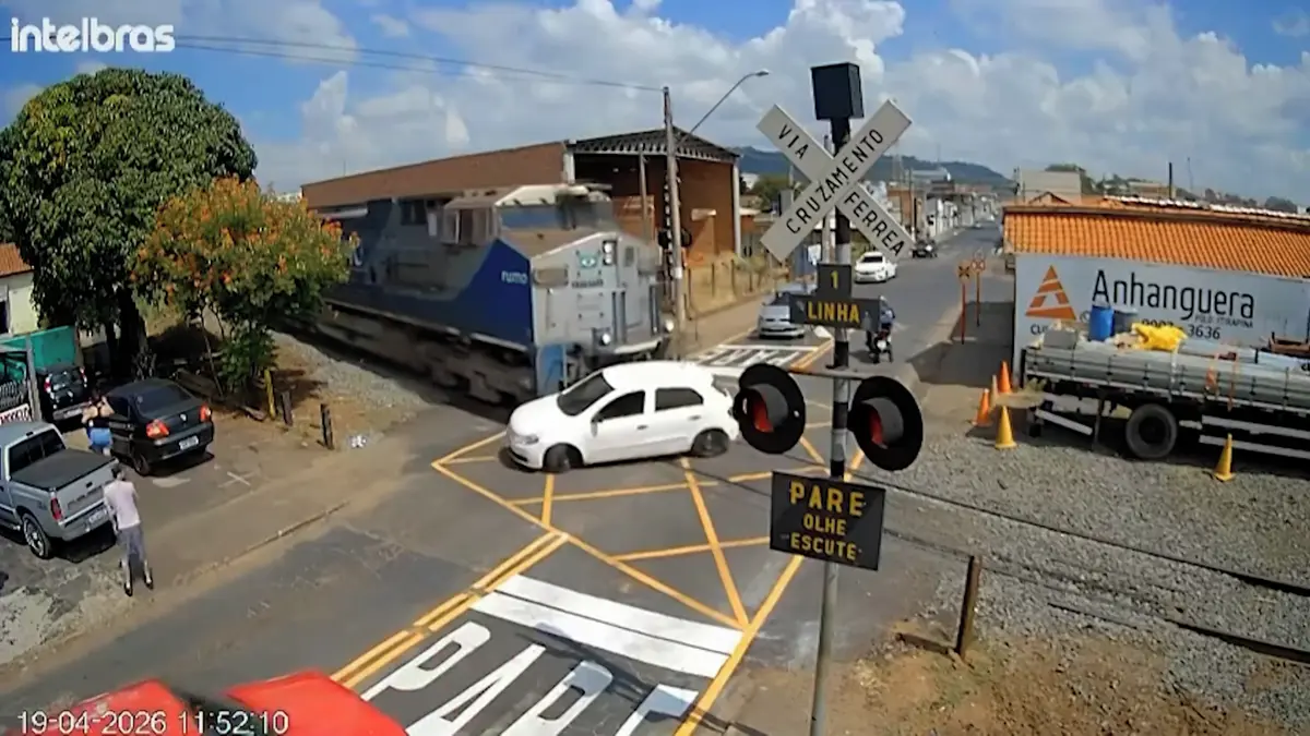 Autu zhasl na přejezdu v Brazílii motor, zatímco se blížil vlak. Drama zachytila kamera