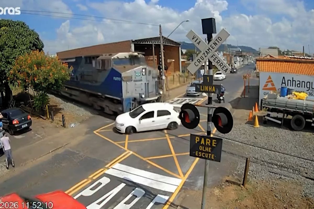 Autu zhasl na přejezdu v Brazílii motor, zatímco se blížil vlak. Drama zachytila kamera