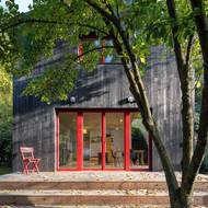 Vzrostlý strom před chatou poskytuje v horkých dnech příjemný stín.