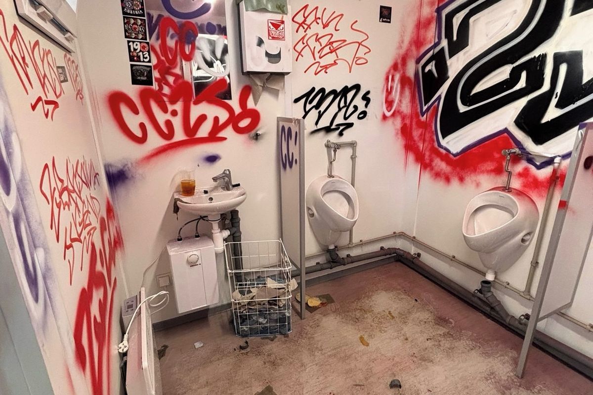 Ostuda brněnských fotbalových fanoušků. Na stadionu v Opavě zničili toalety