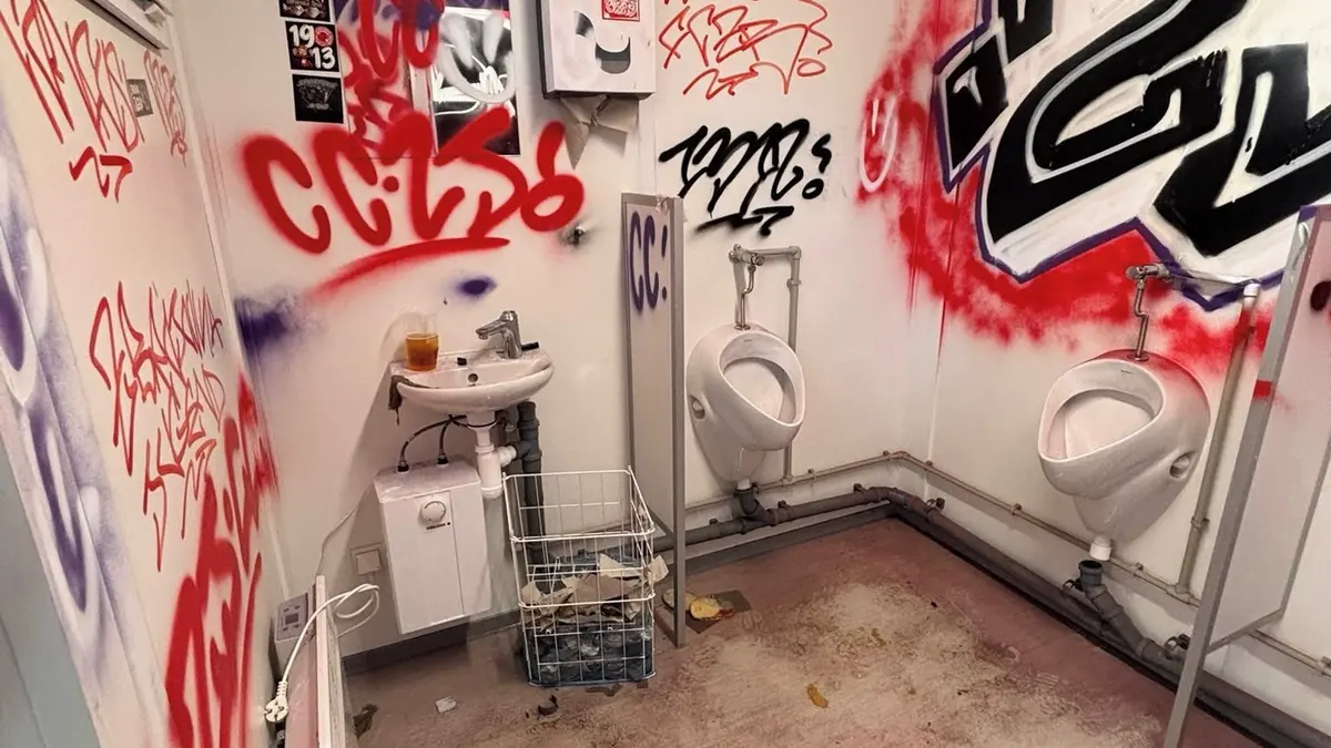 Ostuda brněnských fotbalových fanoušků. Na stadionu v Opavě zničili toalety