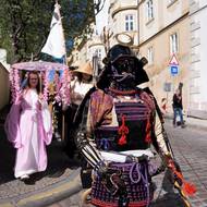 Průvod doprovázely zvuky bubnu a troubení.