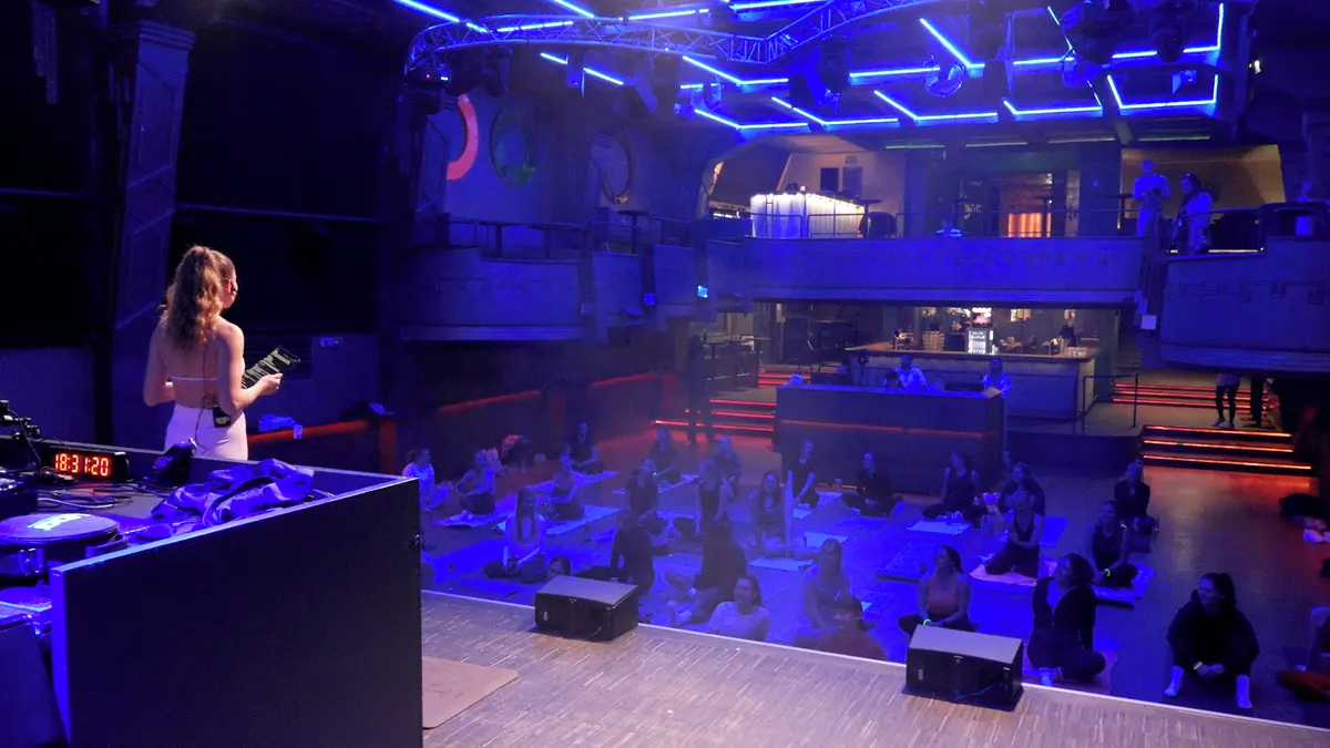 Tak trochu jiná techno párty. Na parketě pražského hudebního klubu se cvičí pilates s dýdžejem