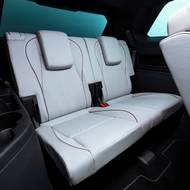 Kabina nabízí tři řady sedadel a spoustu prostoru. 