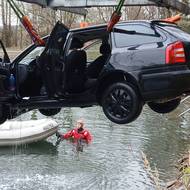 Škoda Octavia skončila v kaznějovském rybníku, odkud ji museli vylovit hasiči. 