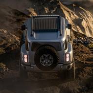 Zajímavostí je integrovaný střešní nosič nebo čtveřice menších oken v bocích střechy.