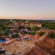 Pozemek je obrovský. Proto se na něj vešel celý aquapark.