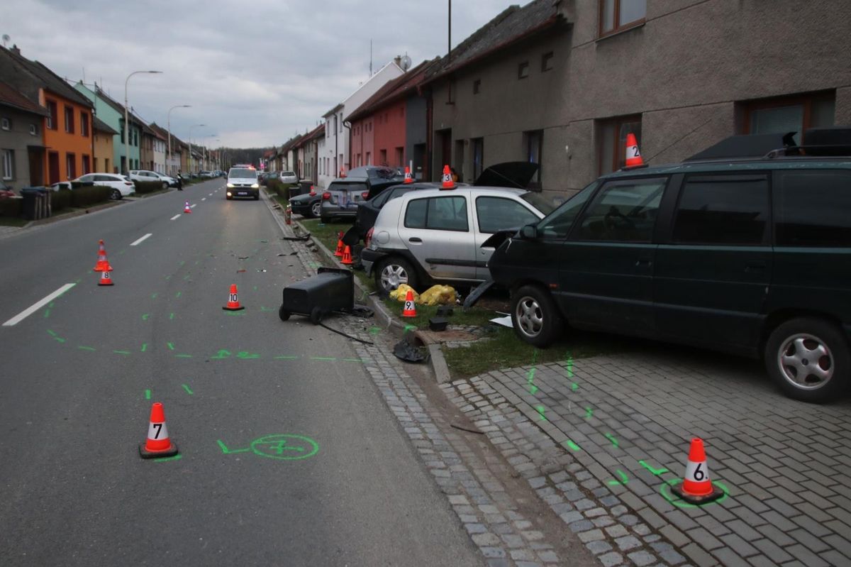 Opilá řidička v Chropyni zdemolovala čtyři zaparkovaná auta