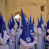 Barva kostýmů se liší podle měst či regionů. 