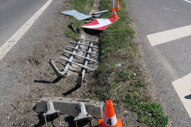 Řidič na jihočeské D3 zdemoloval značení, hledá ho policie