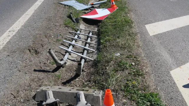 Řidič na jihočeské D3 zdemoloval značení, hledá ho policie