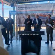 Stavbu zahájil ministr dopravy Ivan Bednárik (vlevo).