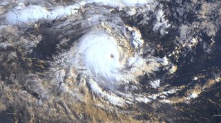 Maila zesílila na nejvyšší kategorii. Může jít o nejsilnější tropickou cyklónu v historii oblasti