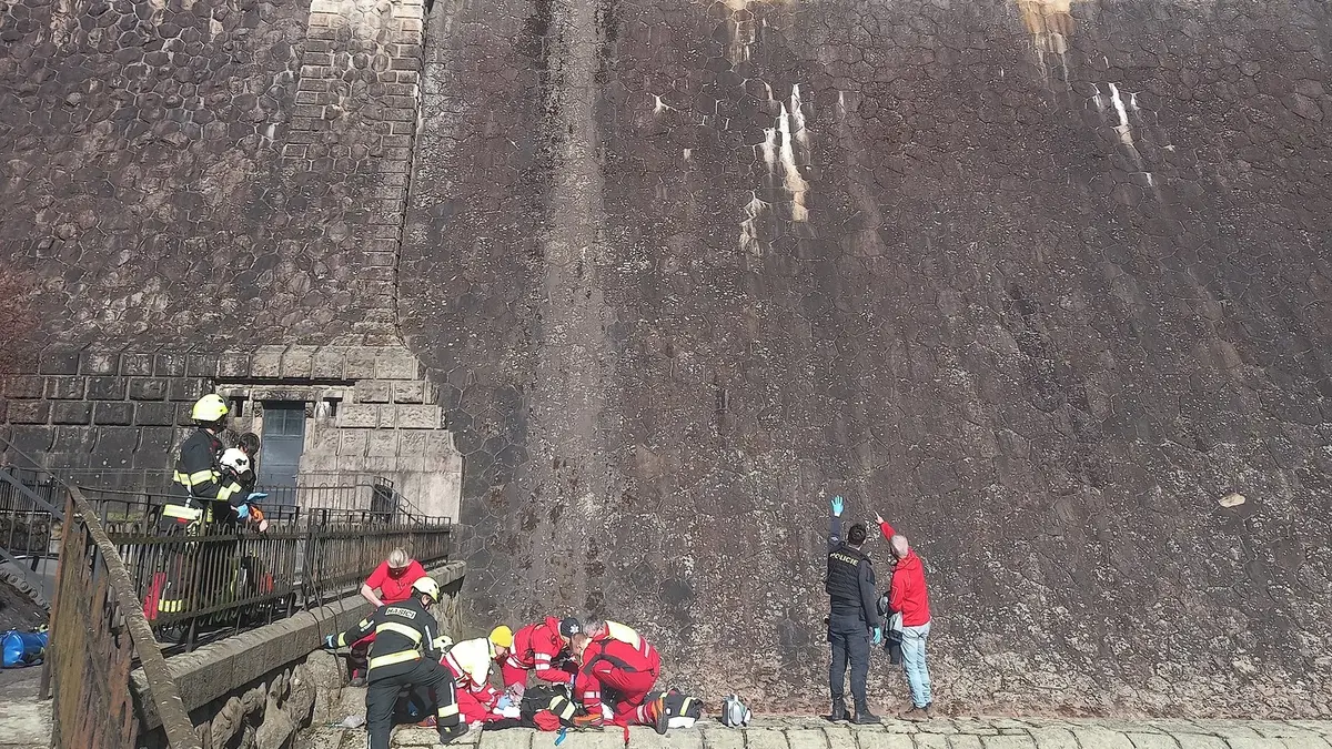 Přes hráz přehrady Les Království na Trutnovsku přepadl mladý muž