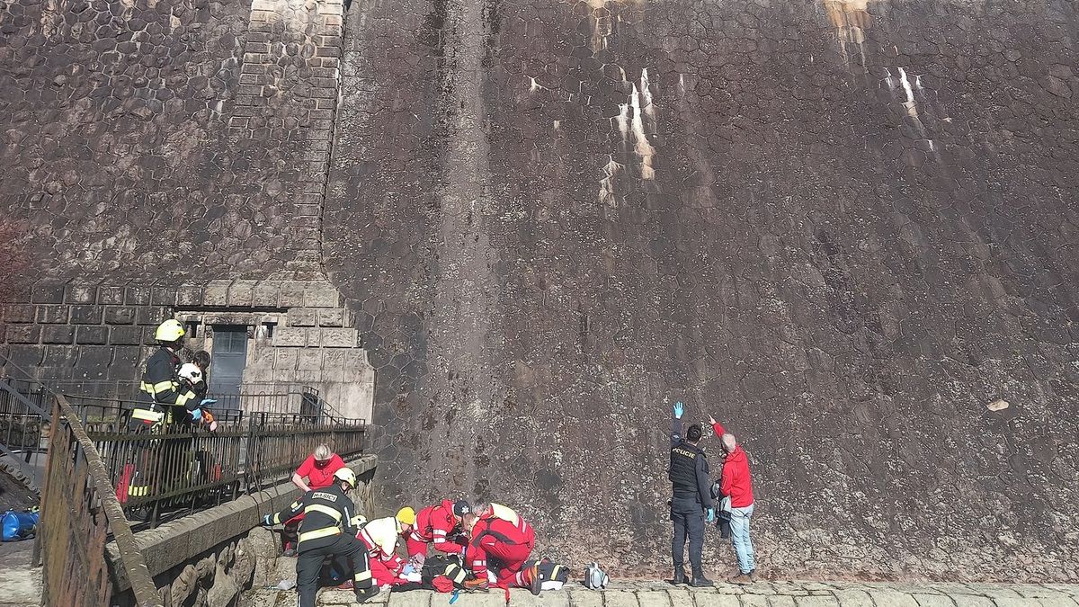 Přes hráz přehrady Les Království na Trutnovsku přepadl mladý muž