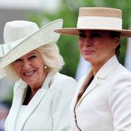 Při státní návštěvě vynesly královna Camilla i první dáma USA Melania Trumpová krásné klobouky.