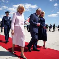 K růžovým šatům Dior obula na míru šité kožené lodičky italské značky Eliot Zed.