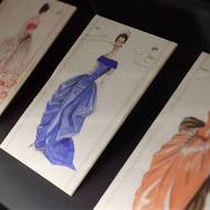 Návrhy večerních šatů od Normana Hartnella