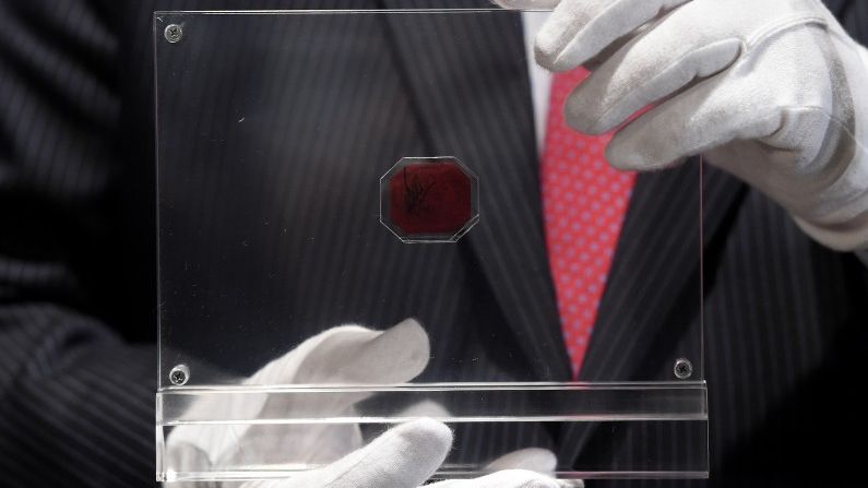 Známka za čtvrt miliardy přijede do Prahy