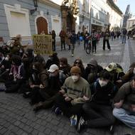 Odpůrci se snažili snažili zablokovat některé ulice v centru metropole, aby tudy lidé z Pochodu pro život nemohli projít.