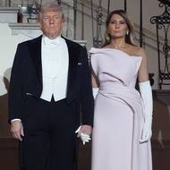 Melania zase vsadila na světle růžové propracované šaty na jedno rameno z dílny Christian Dior Haute Couture, které doplnila dlouhými bílými rukavičkami.