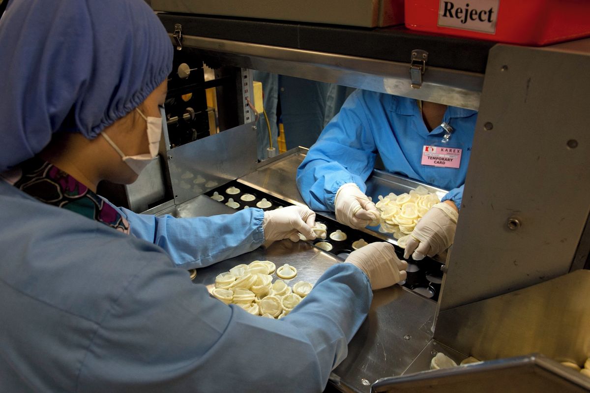 Světový výrobce kondomů zdraží až o 30 procent. Kvůli válce v Íránu