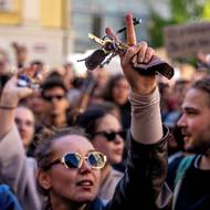 Před ministerstvem kultury se cinkalo klíčemi a zpívala se hymna. 