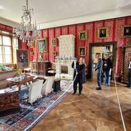 Nádherný zámecký salon oživily repliky textilních tapet vytvořených podle dochovaných fragmentů.