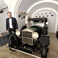 Na zámku v Telči zahájil Národní památkový ústav projekt Šlechta na cestách. Kastelán Roman Dáňa představil i zapůjčený vůz Tatra 17.