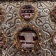 Pod křišťálem jsou skryty relikvie spojené s Kristem, Pannou Marií i dalšími světci. 