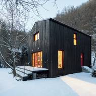 Stavba do krajiny skvěle zapadá i v zimě, kdy vše pokryje sníh.