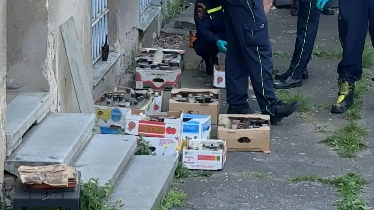 Nález radioaktivní látky při vyklízení sklepa v Praze. Zasahují hasiči i pyrotechnik