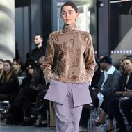 Návrhář Aleš Hnátek vytvořil pro pražský fashion week kolekci Wardrobe 4, která navazuje na jeho předchozí tvorbu.