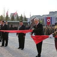 Spolu s Kim Čong-unem slavnostně přestřihl pásku ruský ministr obrany Andrej Bělousov. 