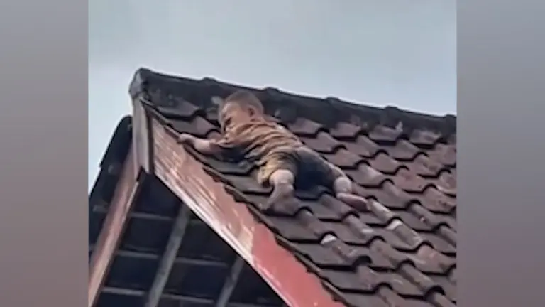 Matka v Indonésii si na chvíli odskočila. Její dvouletý syn mezitím vylezl na střechu