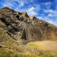Čedičové varhany připomínají českou Panskou skálu.