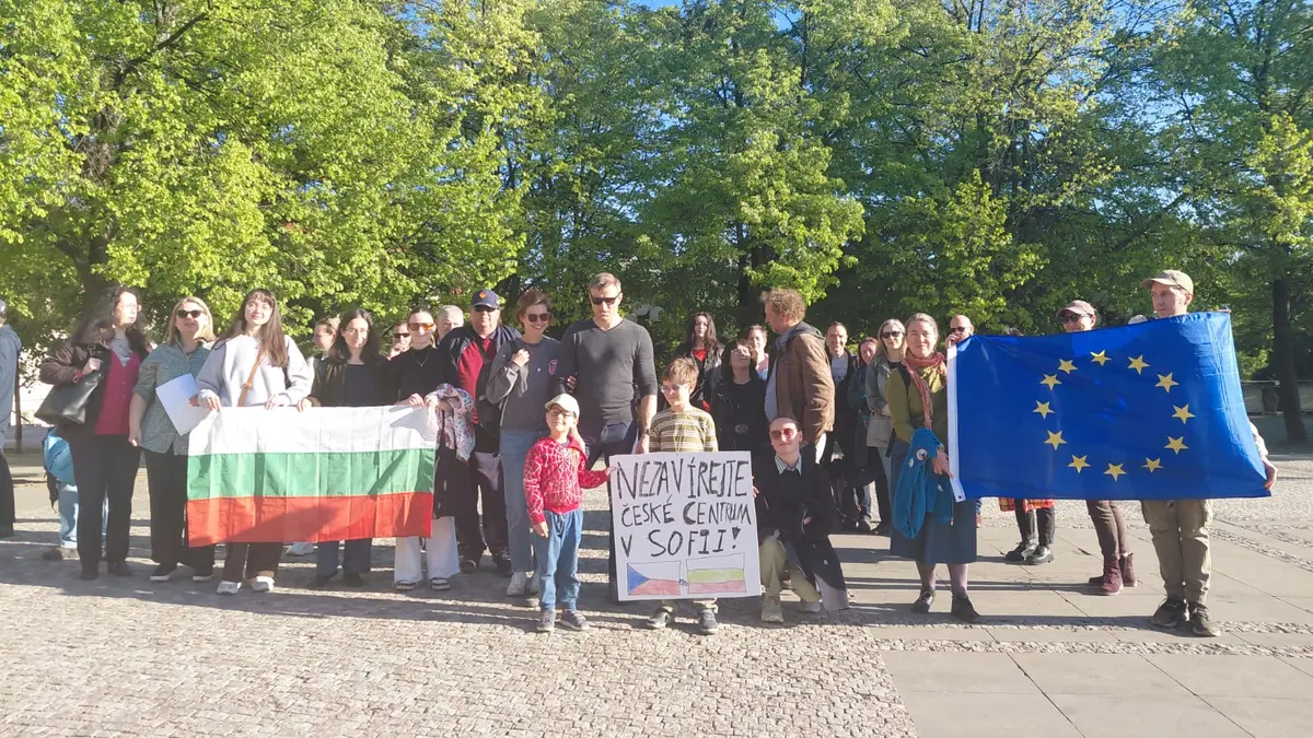 V Praze lidé demonstrují proti rušení sofijského Českého centra