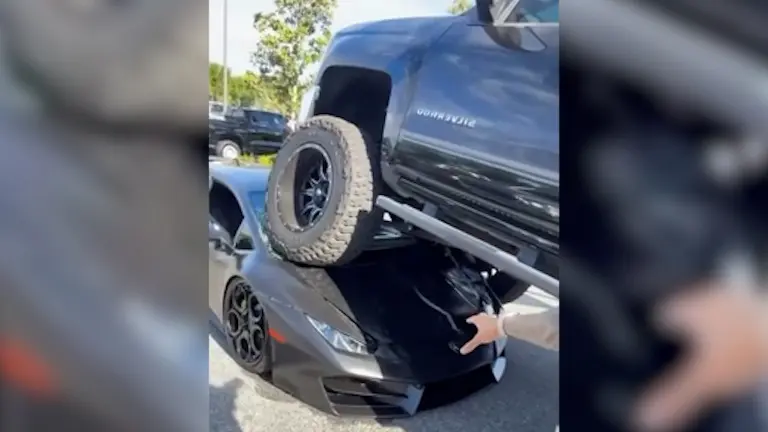 To se nepovedlo. Řidička velkého pickupu v Orlandu přehlédla téměř nové lamborghini a zaparkovala na něm