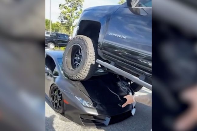 To se nepovedlo. Řidička velkého pickupu v Orlandu přehlédla téměř nové lamborghini a zaparkovala na něm