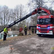 Škoda Octavia skončila v kaznějovském rybníku, odkud ji museli vylovit hasiči. 
