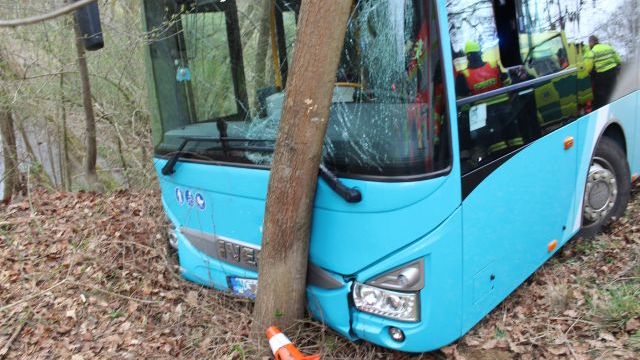 Opilý řidič autobusu v Přerově naboural do stromu. Nadýchal skoro tři promile
