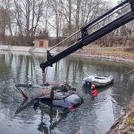 Škoda Octavia skončila v kaznějovském rybníku, odkud ji museli vylovit hasiči. 