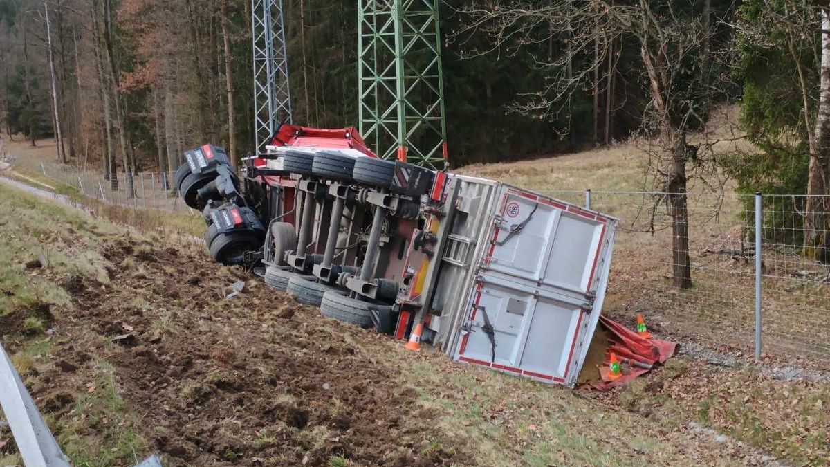 Dálnici D3 uzavřely dvě nehody kamionů