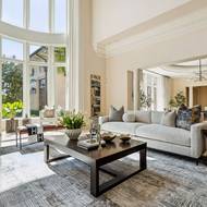 Velká hala s proskleným rizalitem je centrálním společenským prostorem hlavní rezidence.