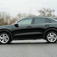 Z profilu vůz připomíná styl SUV-kupé, vzadu nad hlavami však prostor nijak neomezuje.