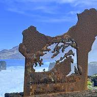 Větrem zkroucený jalovec je symbolem ostrova. Zde v centru mapy ostrova u pláže Maceta.