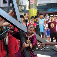 Velikonoce se slaví po celém světě různě. Na Filipínách je velkou součástí zmrtvýchvstání Krista utrpení. Výjimkou není ani dobrovolné ukřižování, i když jen na několik minut. 