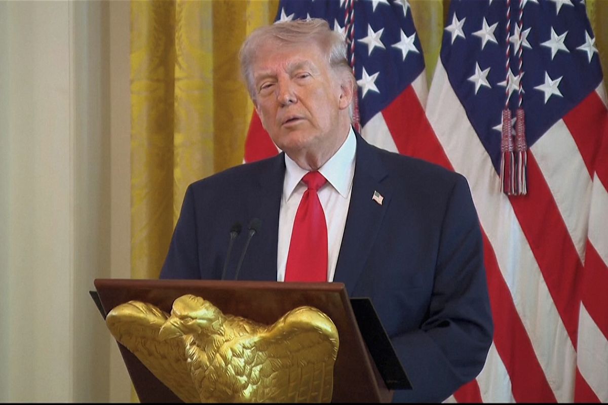 Ještě si hojí rány od manželky, vmetl Trump Macronovi