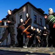 Bubny, hrkání a hudba z reproduktorů se linula historickým centrem