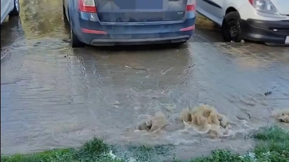 V části Pardubic byli lidé bez pitné vody. Havárie potrubí způsobila i záplavu parkoviště